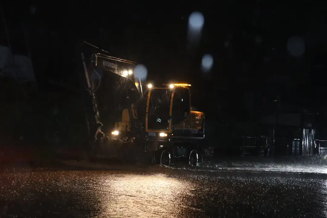 Fırtına ve Hortum Seraları Yıktı, Yollar Göle Döndü 7